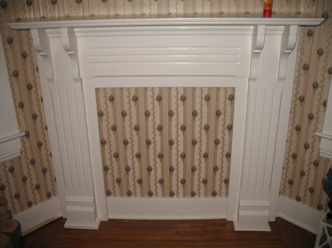 Mantle with plinths